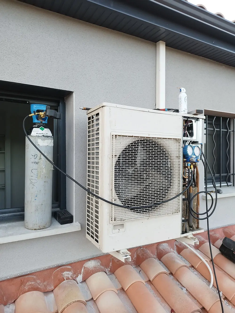 Pose unité extérieure climatisation à Saint-Quentin-Fallavier